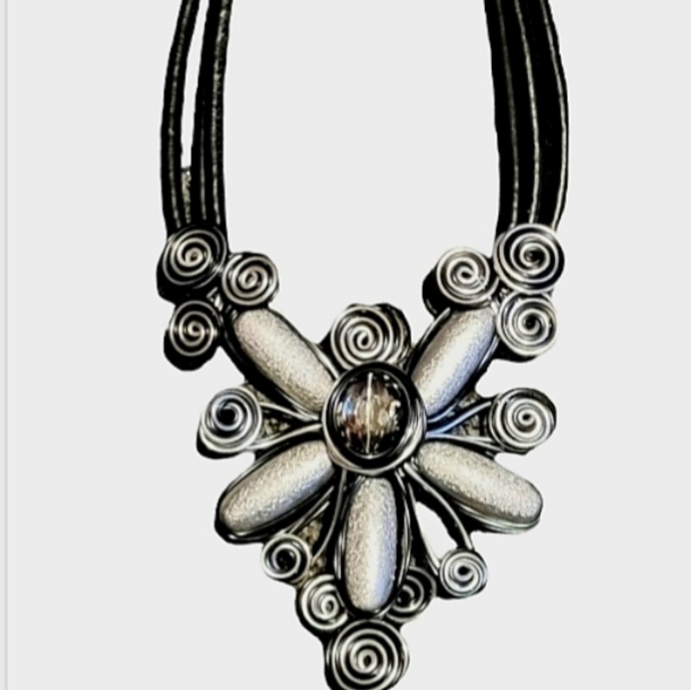 NECKLACE Gorgeous Statement Peice - Picture 2 of 5